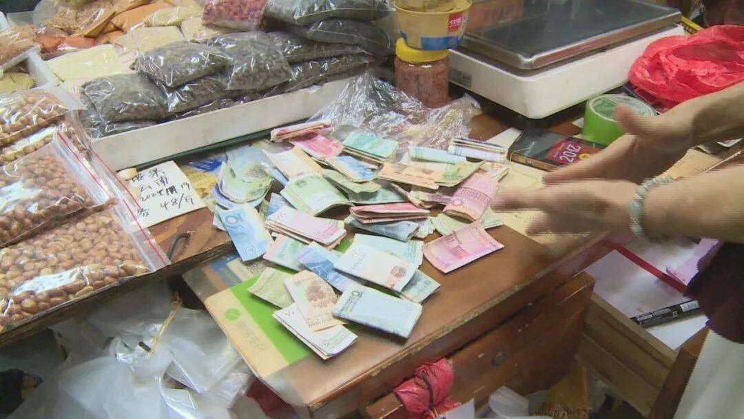 广东一男子两三年持续往批发店无故扔钱,店主:每次他都不承认,还钱还把钱送回来