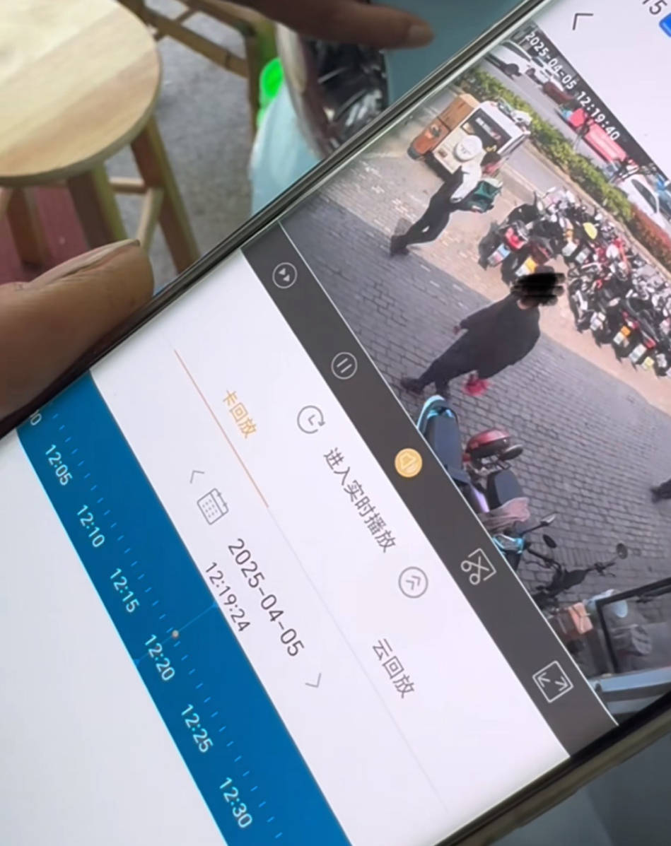 19岁小伙多付900元索要未果自杀，司机坚称是套现被判赔，法院：证据不足难以采信