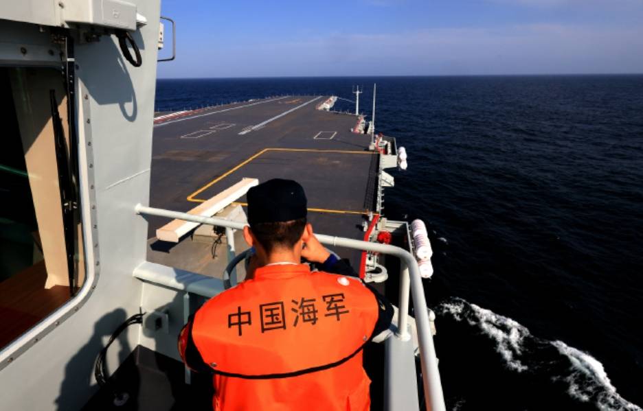 日本亮出电磁炮对华示威,台军放狠话:福建舰要是敢来,用数百枚导弹将解放军拒之门外