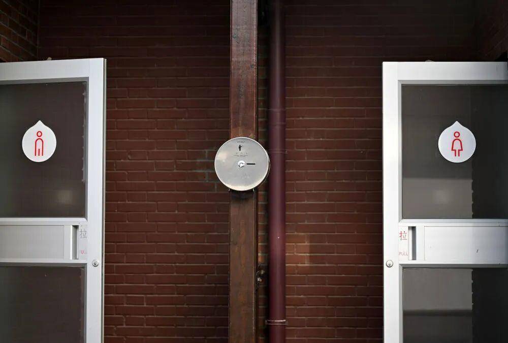 “我只想上个厕所，别考我了行不行！”